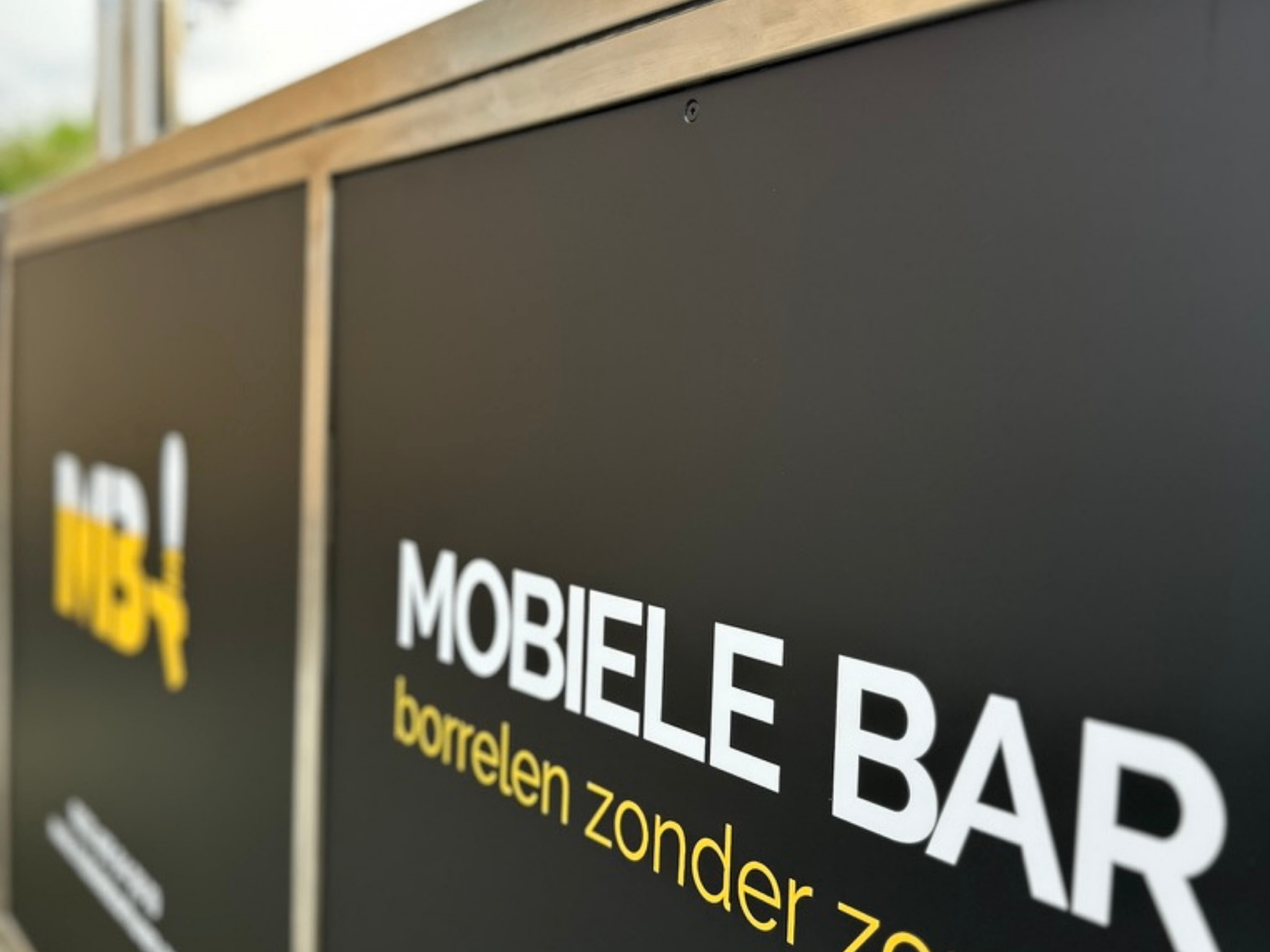 Mobiele bar Grande met spoelbak, koelkast en twee tapkranen