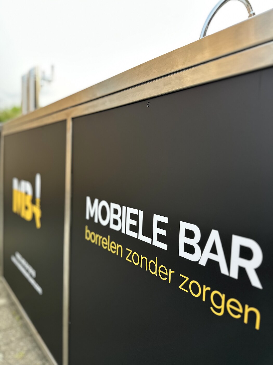 Mobiele bar in opstelling met merkbranding tijdens een bedrijfsevent